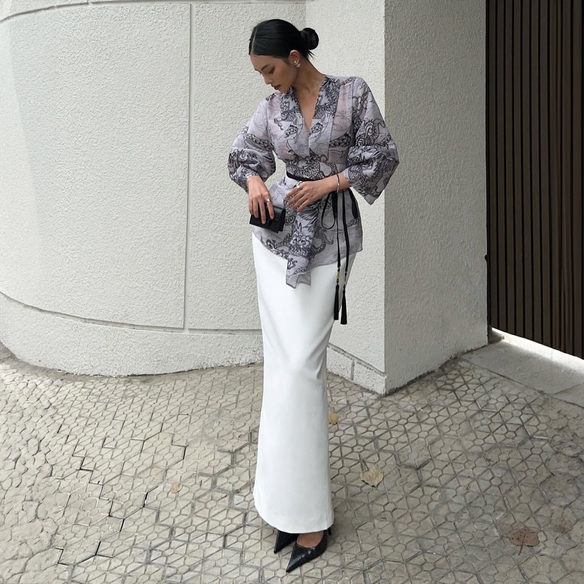 Black "Vĩ" Top